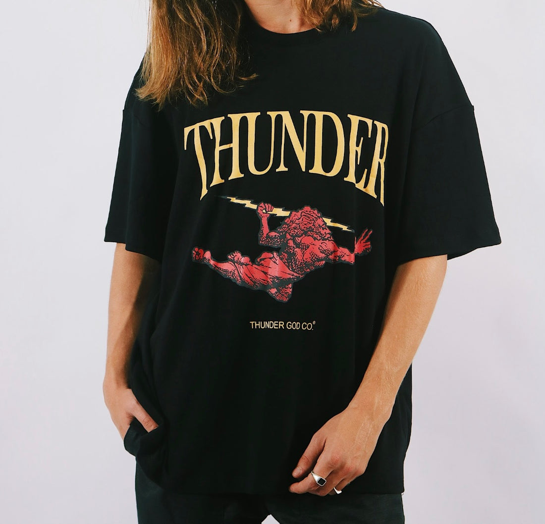 Camiseta preta Thunder letreiro grande frontal