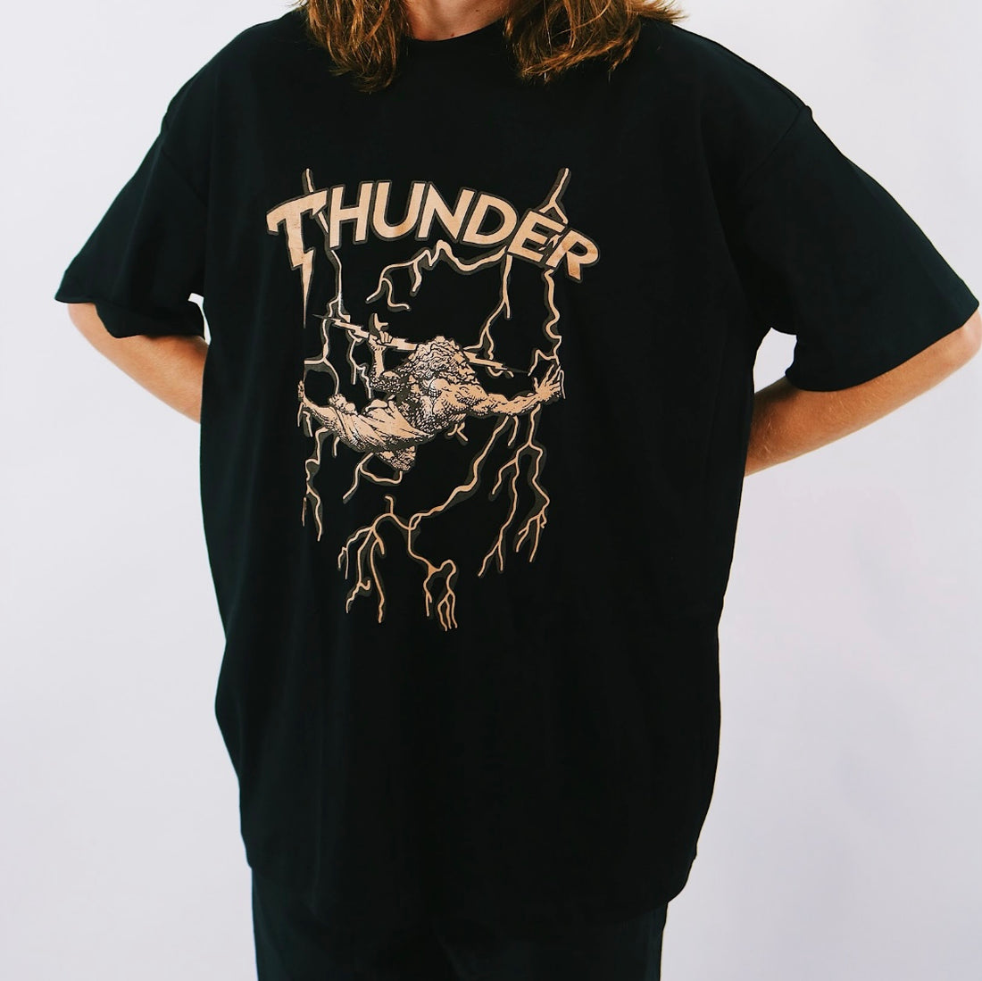 Camiseta preta Thunder raios bege