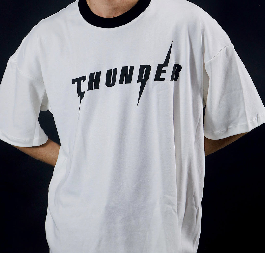 Camiseta branca Thunder letreiro frontal gola preta